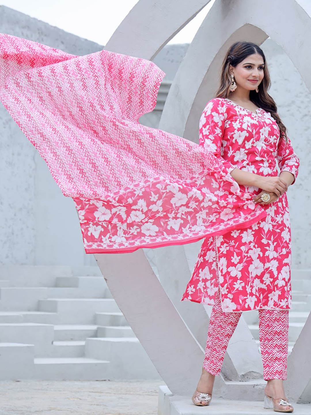 

IkDaiya Floral Printed Straight Pure Cotton Kurta with Trousers & With Dupatta, Pink