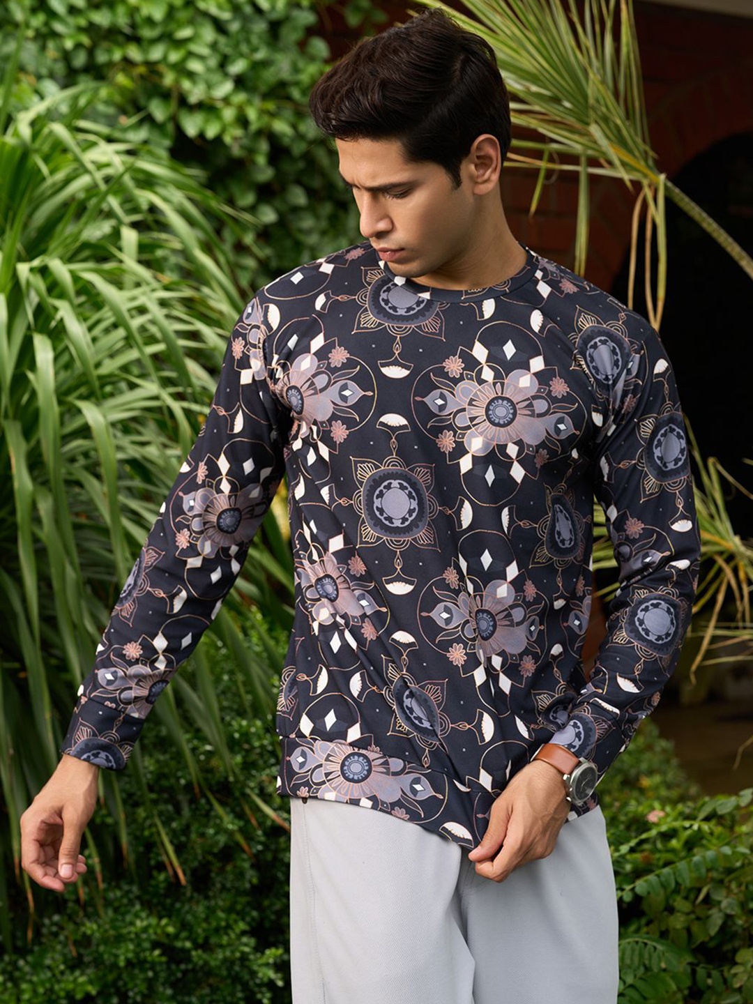 

Fashion FRICKS Men Biker Printed Polo Collar Raw Edge T-shirt, Multi