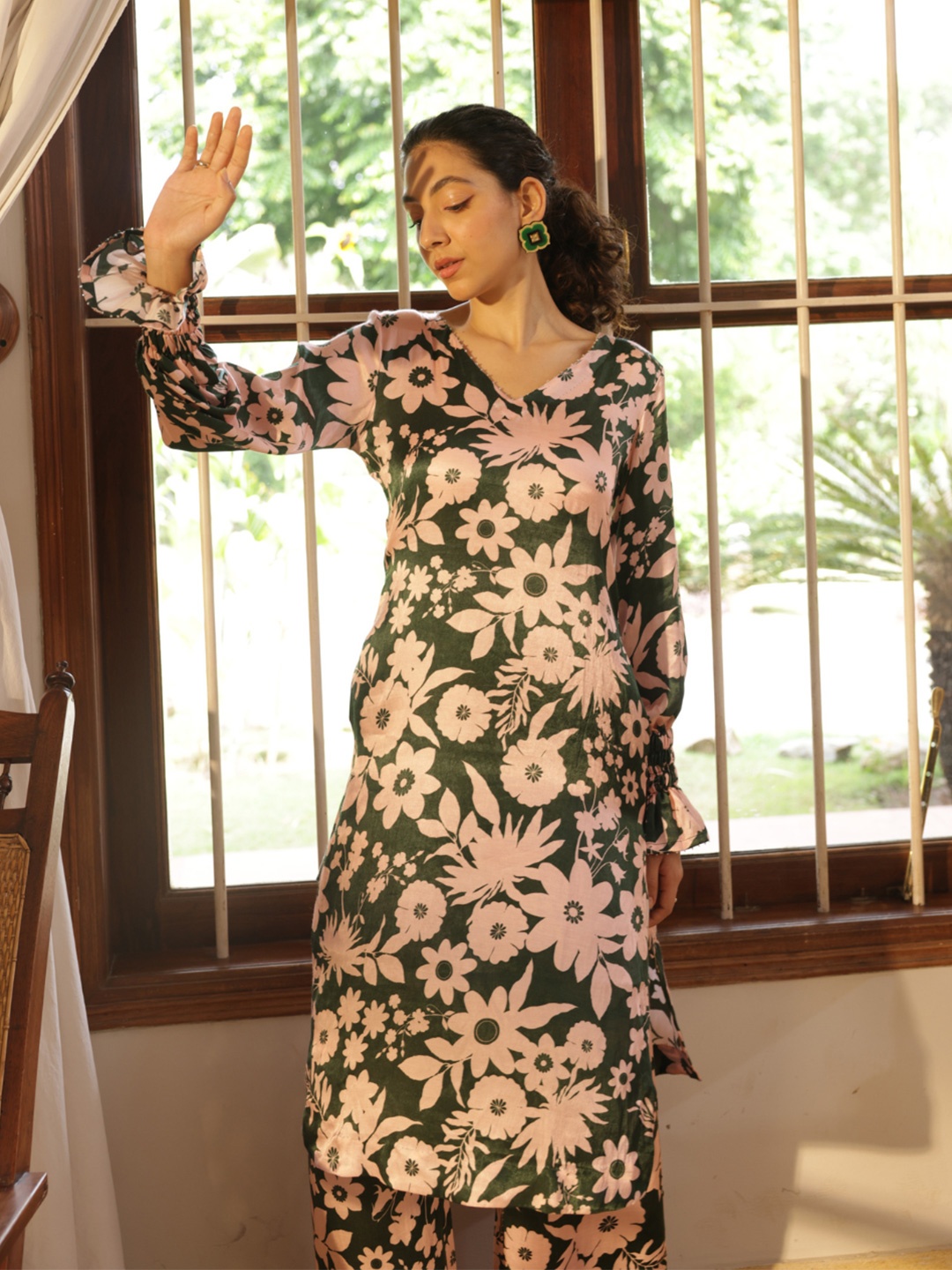 

SHIBUI Floral Printed Bell Sleeves Kurta, Green