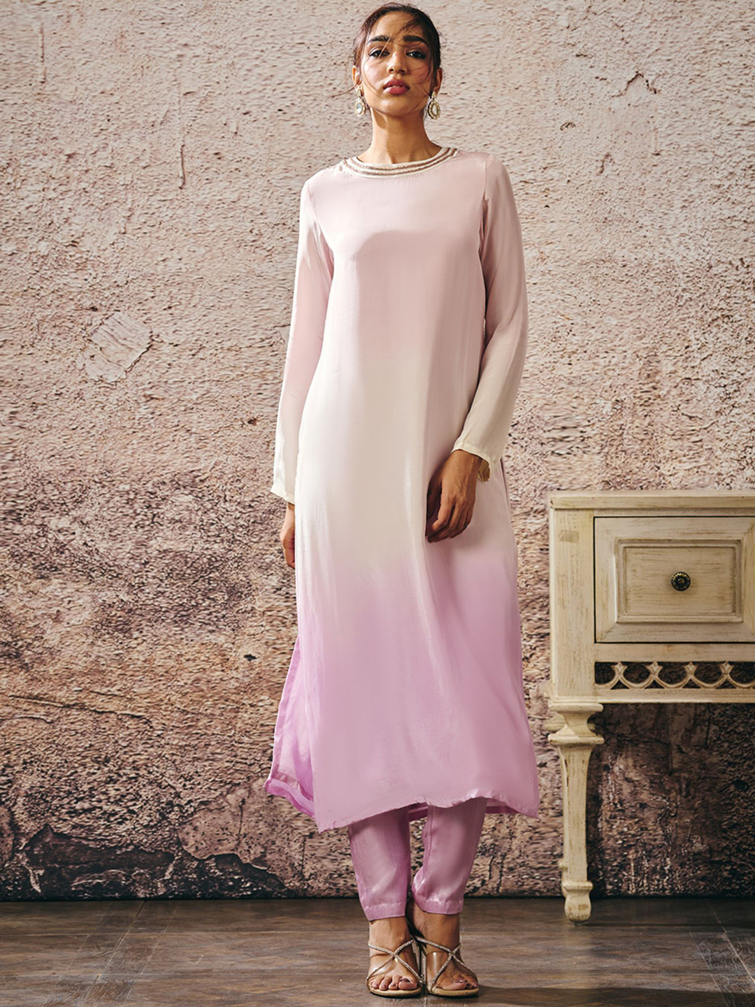 

Masumi Mewawalla Omber Round Neck Zari Straight Kurta, Pink