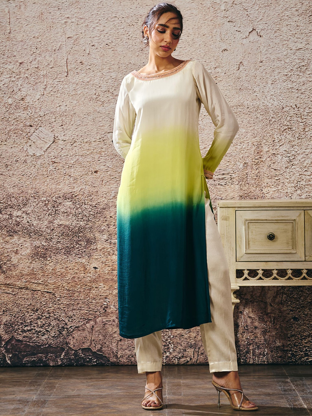 

Masumi Mewawalla Omber Round Neck Zari Straight Kurta, Beige
