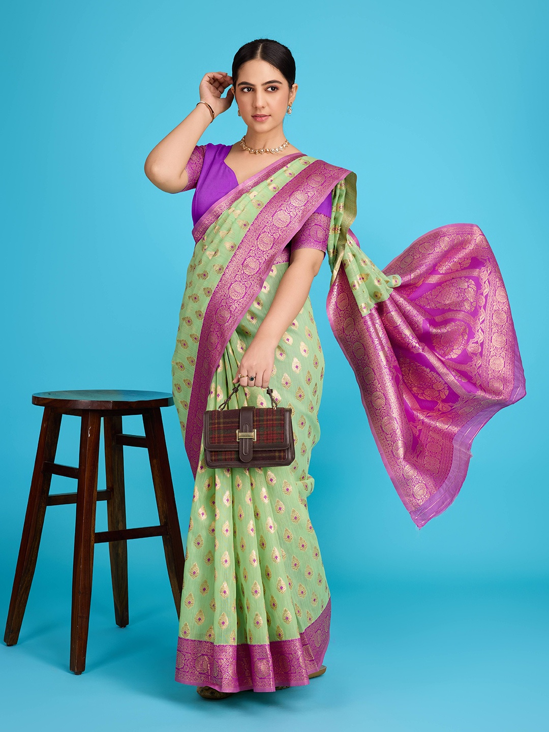 

NIWAA Ethnic Motif Zari Woven Pure Linen Banarasi Saree, Green