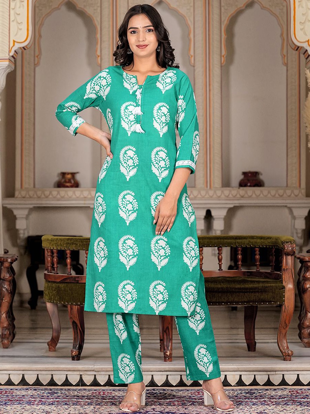 

Chandbaali Floral Printed Pure Cotton Straight Kurta With Trousers, Blue