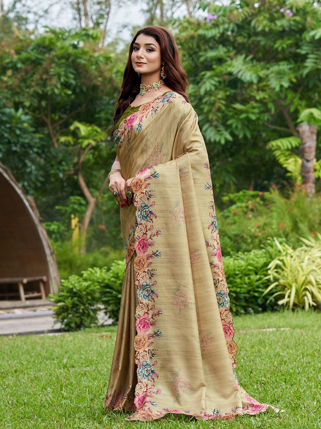 

Ishin Floral Saree With Blouse Piece, Cream