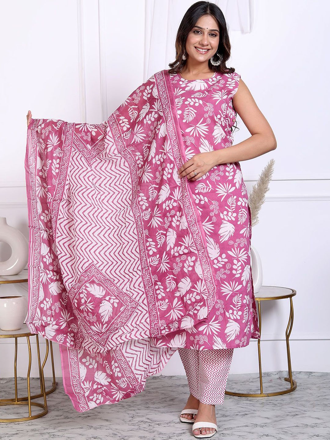 

DRESOUL Floral Printed Straight Kurta with Pyjamas & Dupatta, Pink