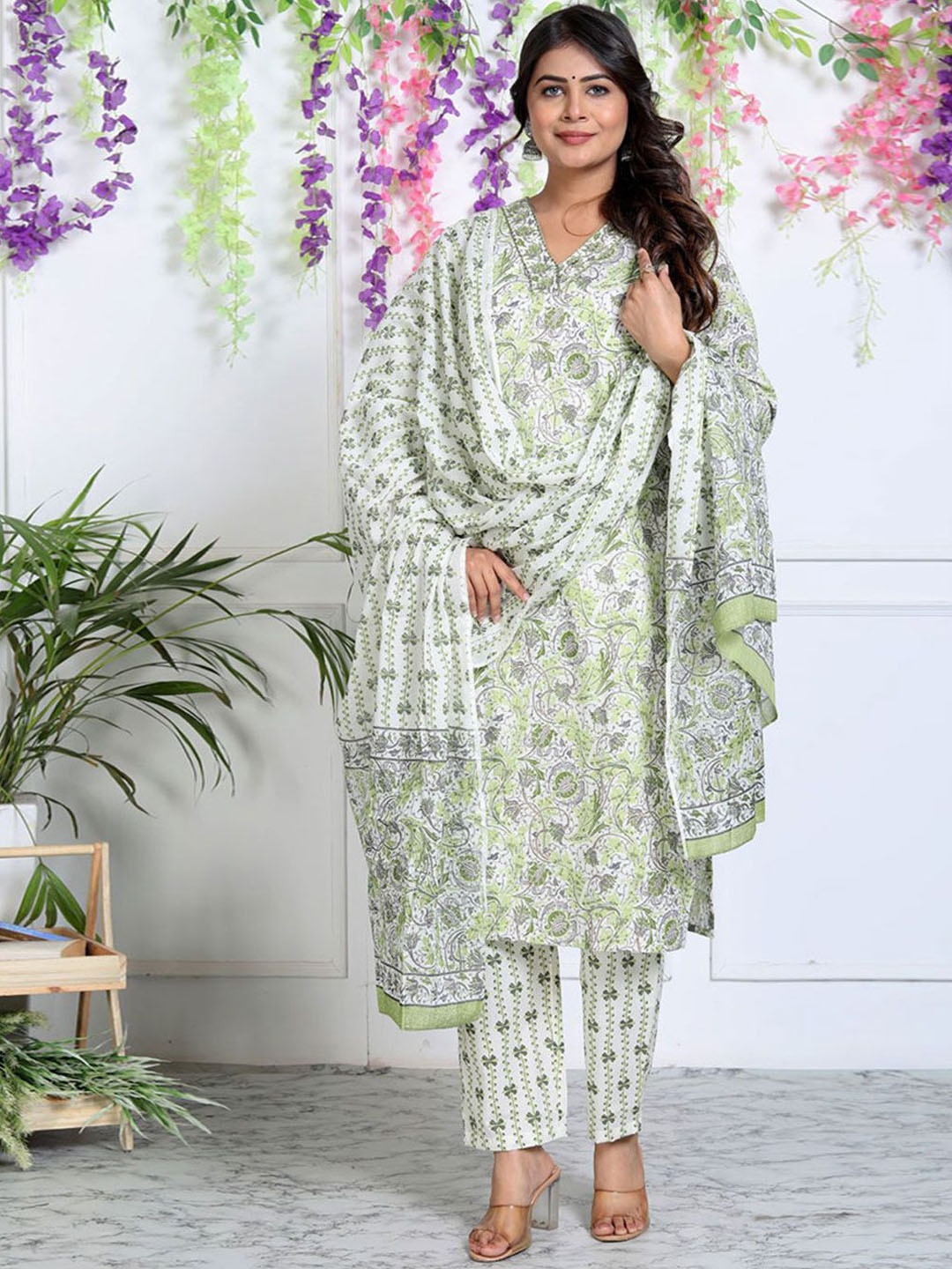 

DRESOUL Floral Printed Straight Kurta with Pyjamas & Dupatta, Green