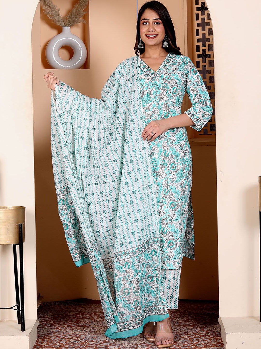 

DRESOUL Floral Printed Straight Kurta with Trousers & Dupatta, Blue