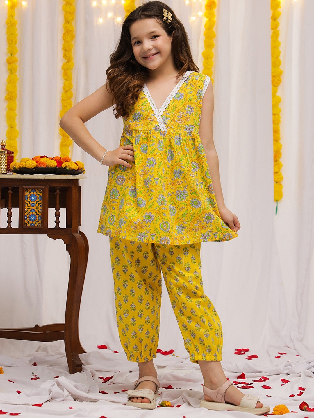 

NEUDIS Girls Floral Printed Pleated Pure Cotton A-Line Kurta With Trousers, Yellow
