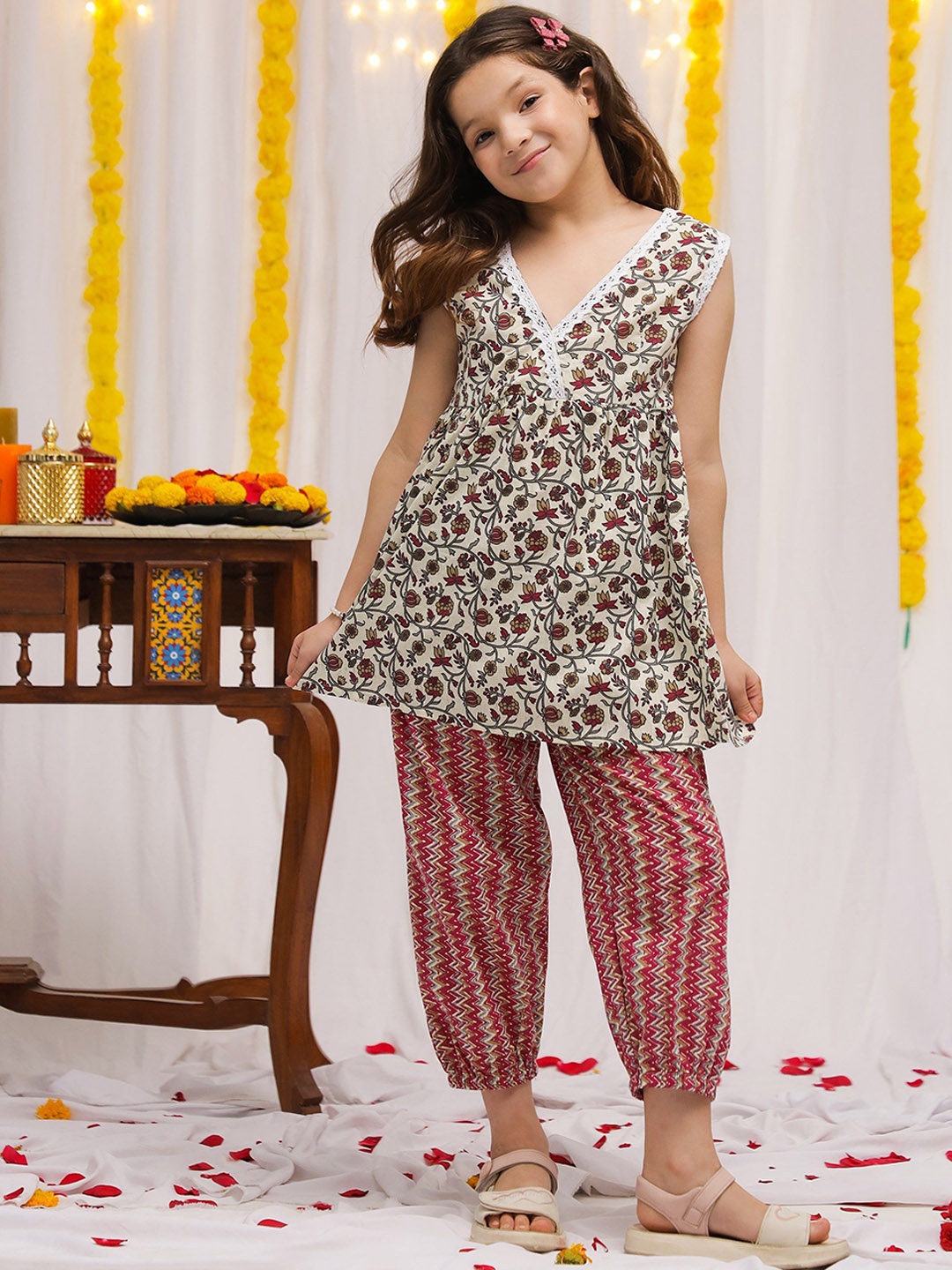 

NEUDIS Girls Floral Printed Pure Cotton A-Line Kurta With Trousers, Beige