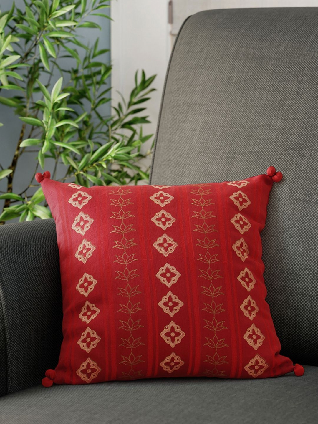 

Eyaas Red & Cream-Coloured Geometric Square Cushion Covers