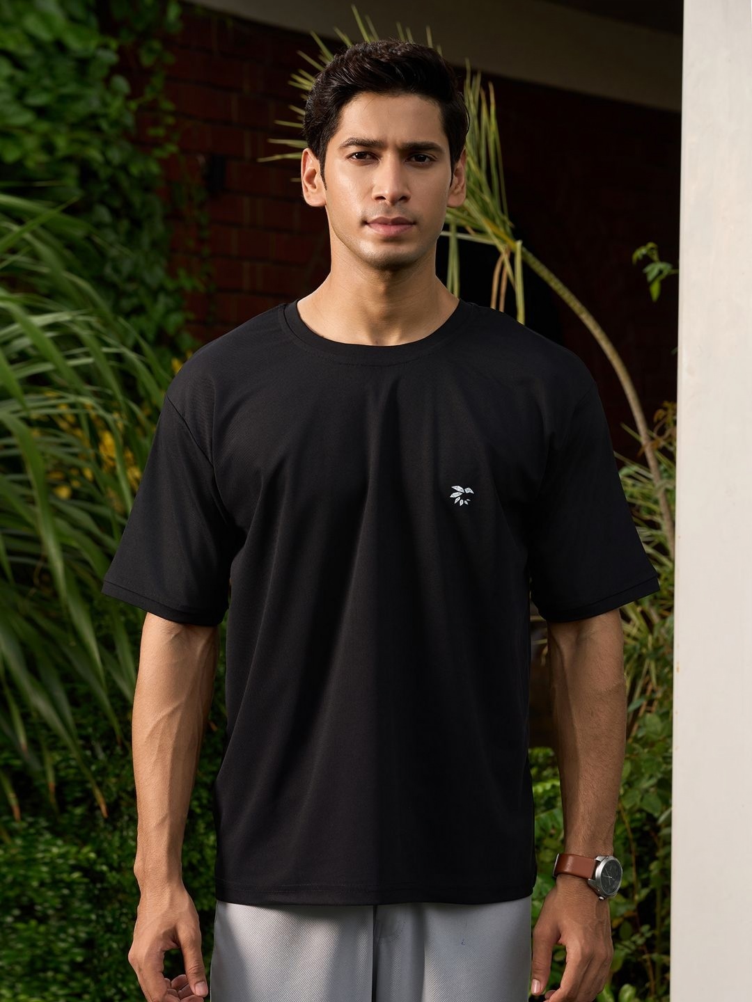 

Fashion FRICKS Men Colourblocked Henley Neck Pockets T-shirt, Black