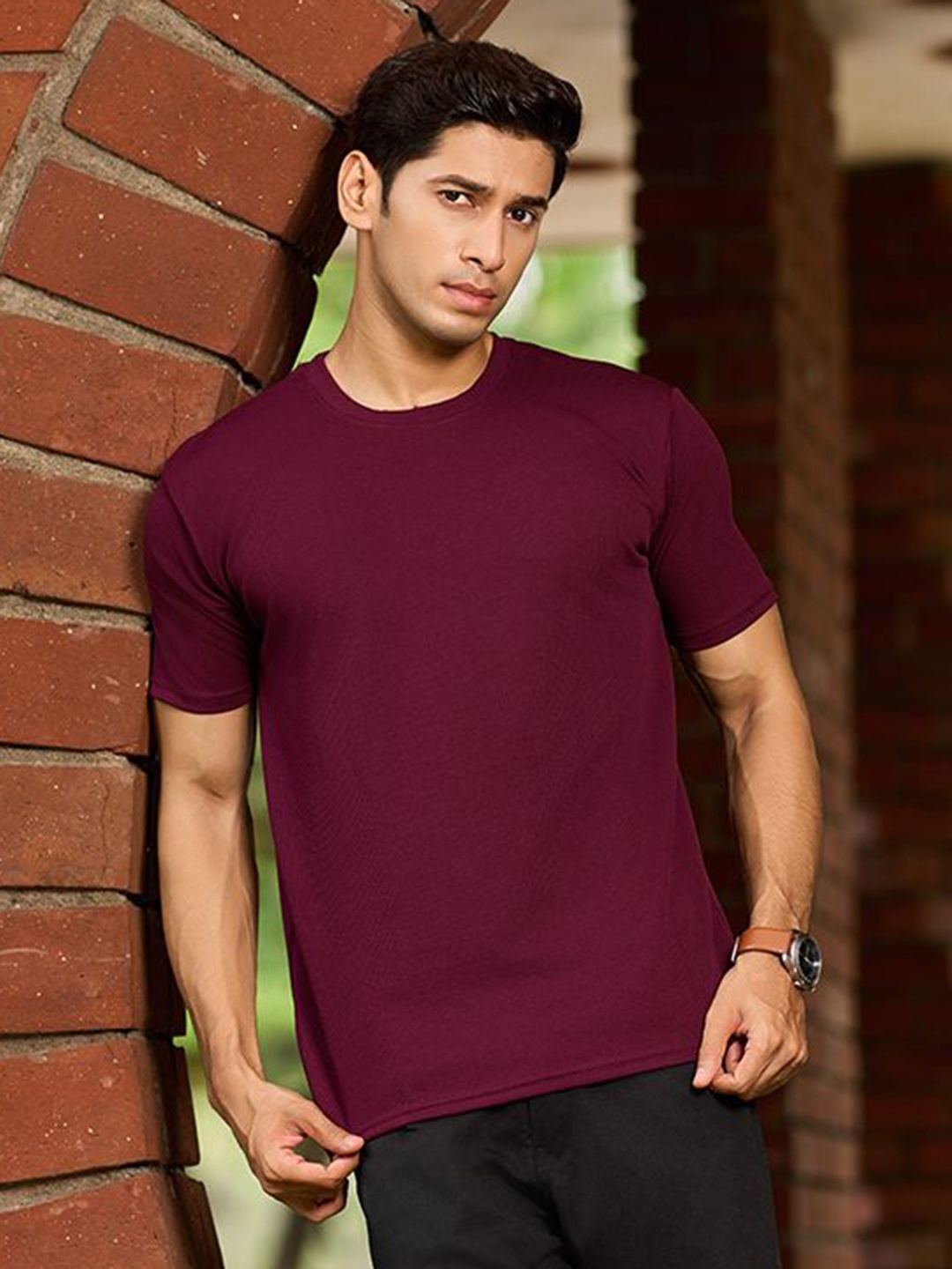 

Fashion FRICKS Men Striped Henley Neck Pockets T-shirt, Maroon