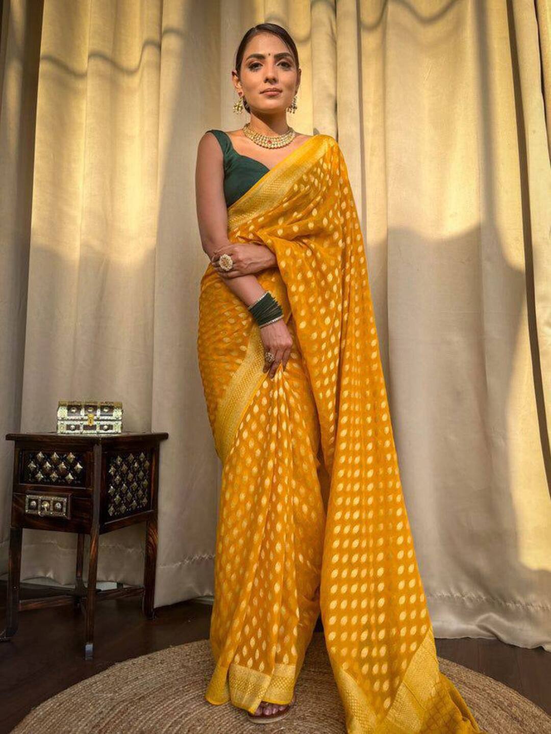 

Sanwariya Silk Ethnic Motifs Zari Woven Kanjeevaram Saree, Yellow