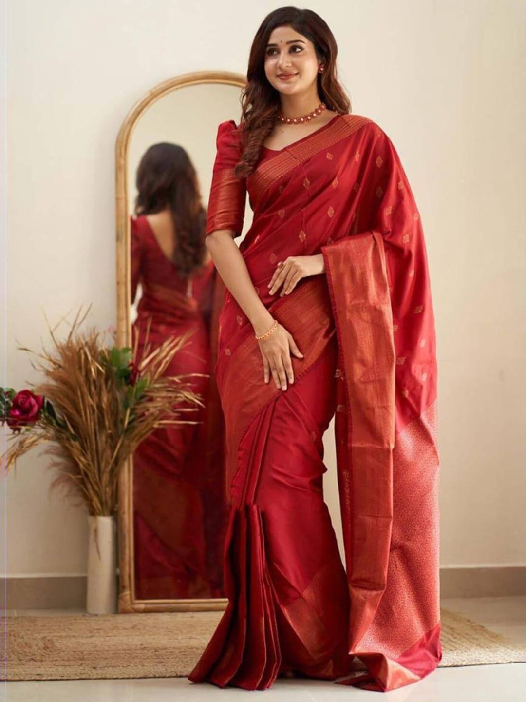 

Sanwariya Silk Ethnic Motif Zari Woven Kanjeevaram Saree, Red