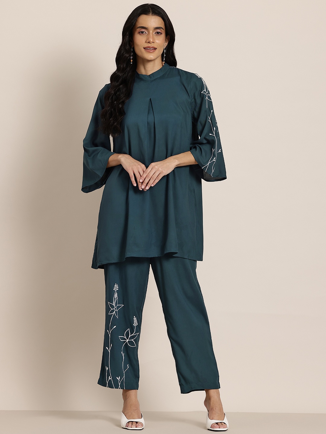 

HERE&NOW Floral Embroidered Regular Thread Work Kurta with Palazzos, Teal