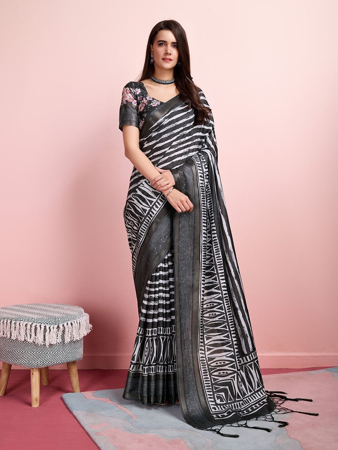 

Ishin Striped Printed Zari Saree, Charcoal