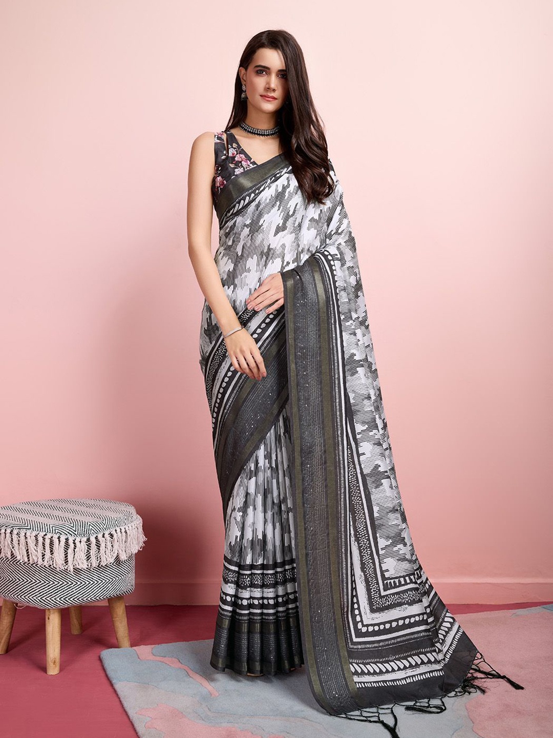 

Ishin Embellished Zari Saree, Silver