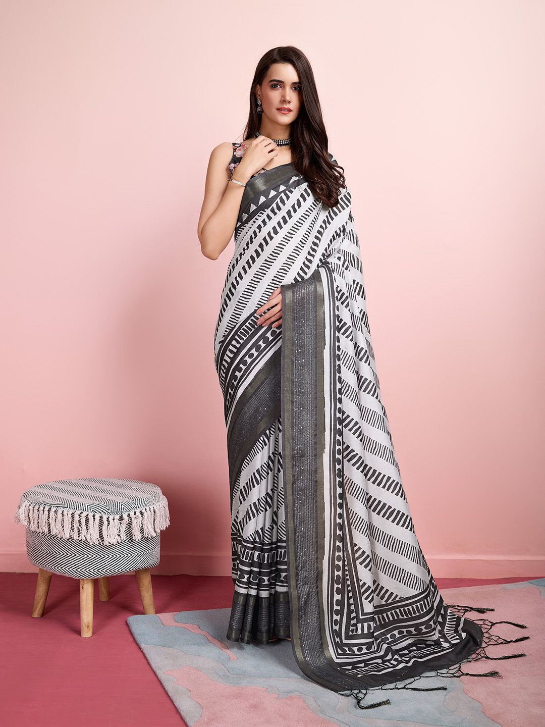 

Ishin Ethnic Motifs Printed Zari Saree, Grey melange