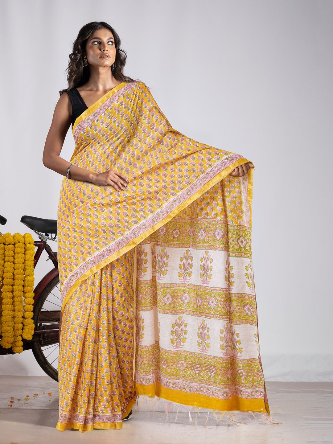 

Unnati Silks Ethnic Motif Zari Woven Handloom Chanderi Saree, Yellow