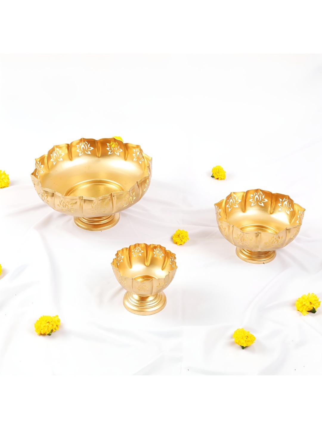 

THE HOME CO. Gold-Toned 3 Pieces Floral Patterned Decorative Bowls