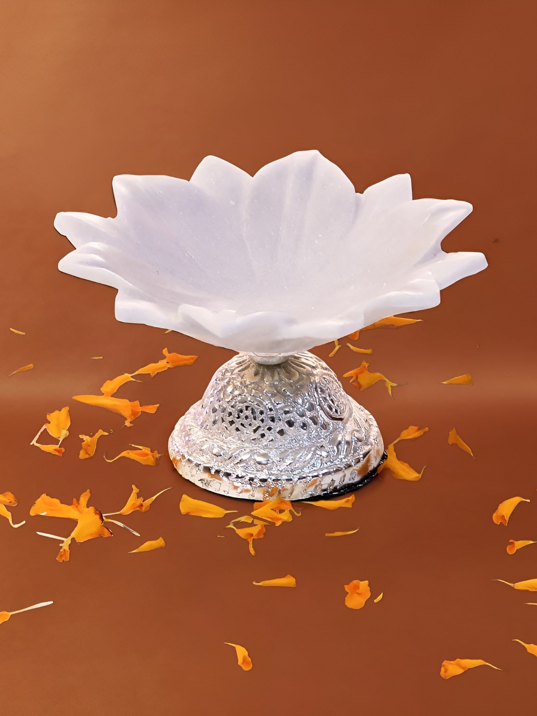 

THE HOME CO. White & Silver Toned Decorative Marble Platter With Aluminium Base