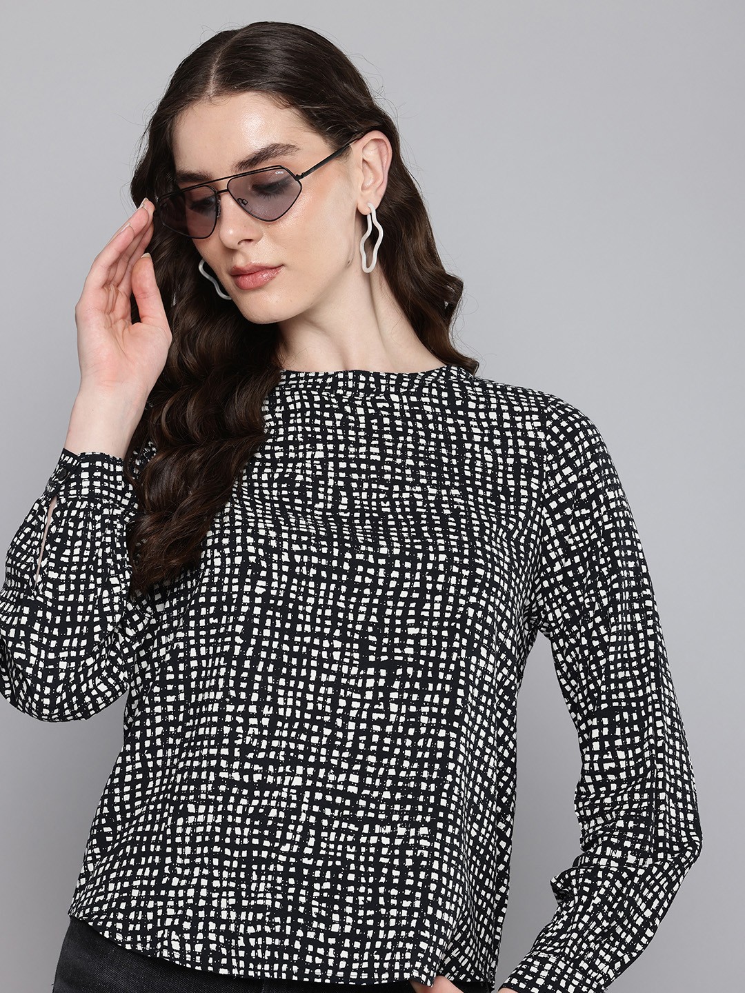 

Levis Geometric Printed Cuffed Sleeves Regular Top, Navy blue