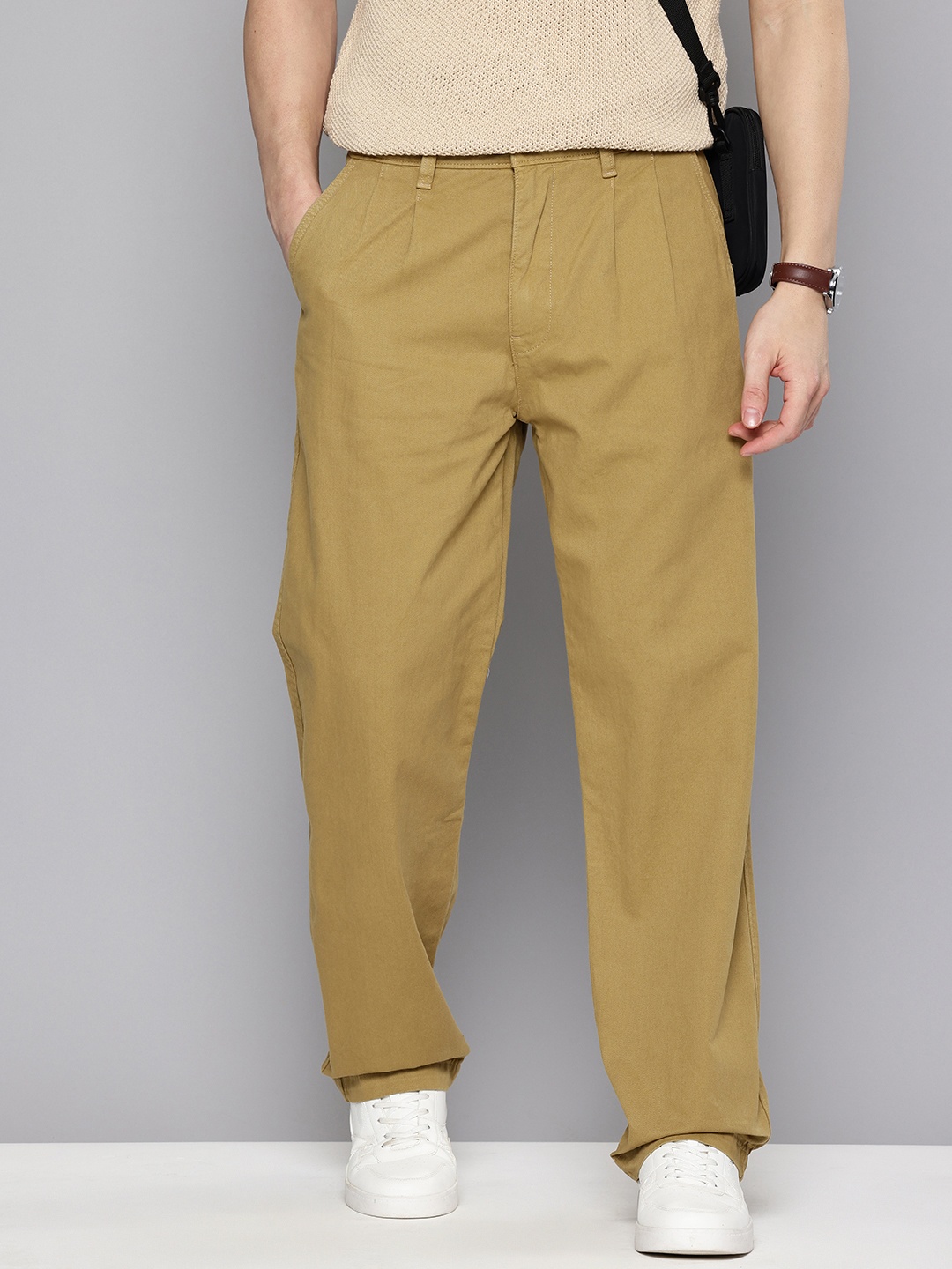 

Levis Men Pure Cotton Loose Straight Fit Pleated Chinos Trousers, Brown