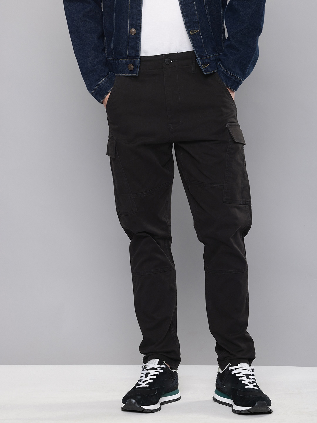 

Levis Men Tapered Fit Cargos Trousers, Black