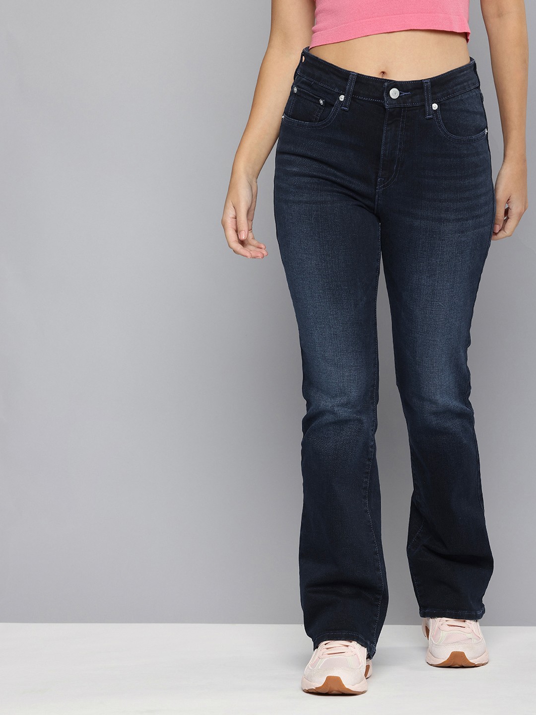 

Levis Women 725 Bootcut High-Rise Light Fade Stretchable Jeans, Blue
