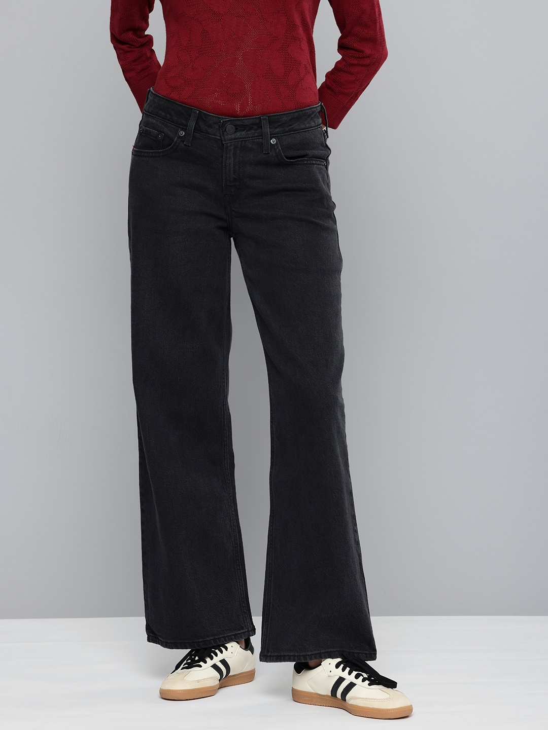 

Levis Women Loose Fit Low-Rise Light Fade Stretchable Jeans, Black