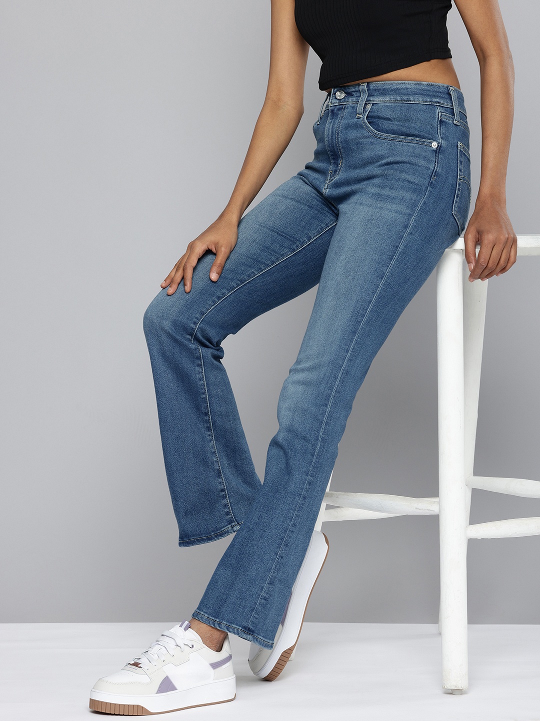 

Levis Women 725 Bootcut High-Rise Light Fade Stretchable Jeans, Blue