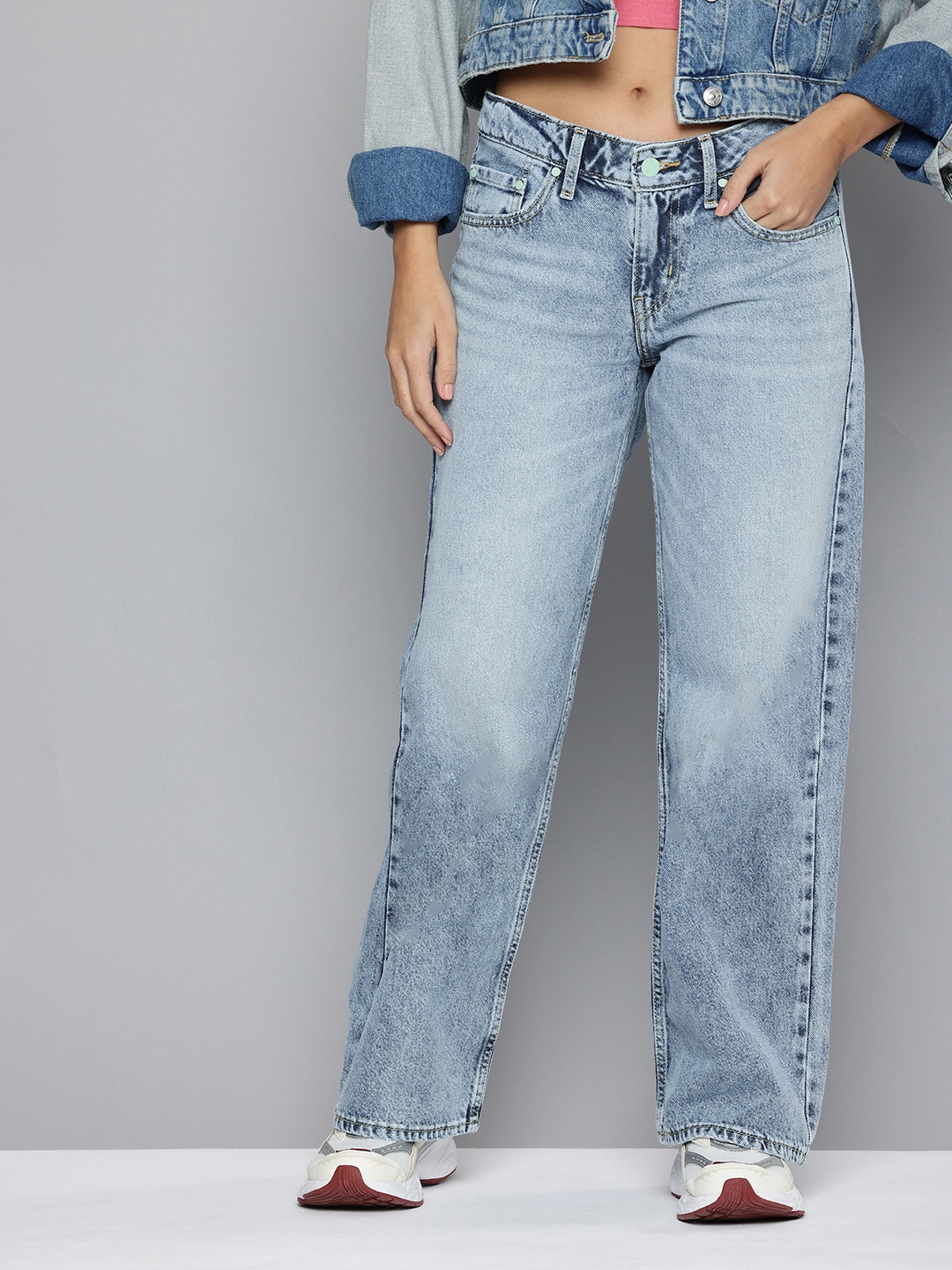 

Levis Women Pure Cotton Relaxed Fit Low-Rise Light Fade Jeans, Blue