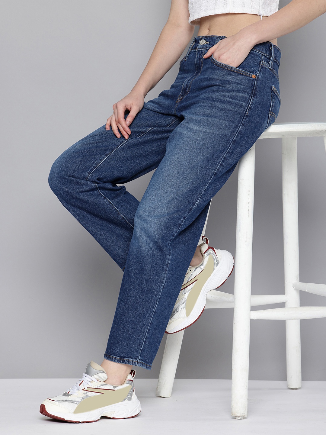 

Levis Women 94 Baggy Straight Fit Light Fade Stretchable Jeans, Blue
