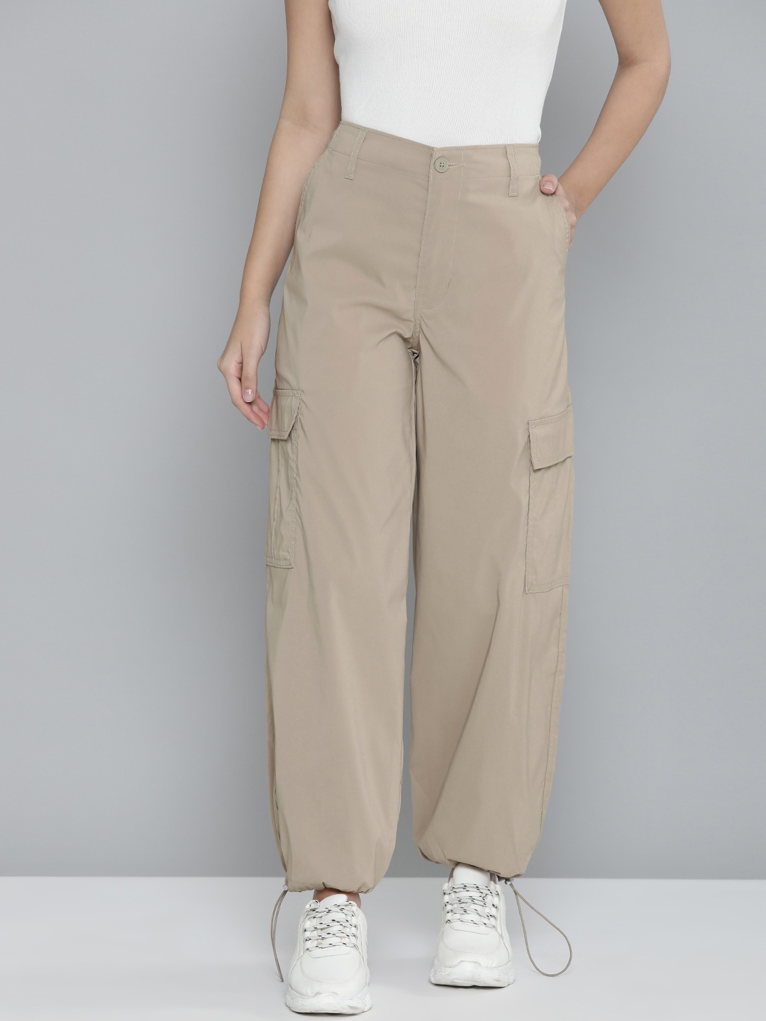 

Levis Women Baggy Fit Cargos Trousers, Beige