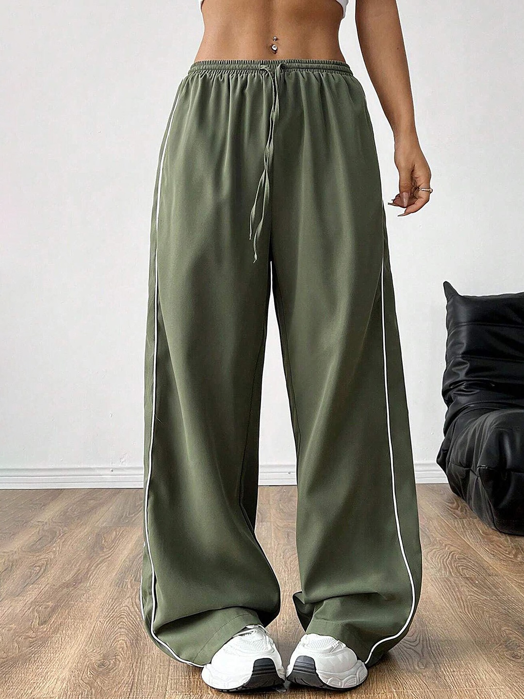 

LULU & SKY Women Loose Fit Trousers, Green