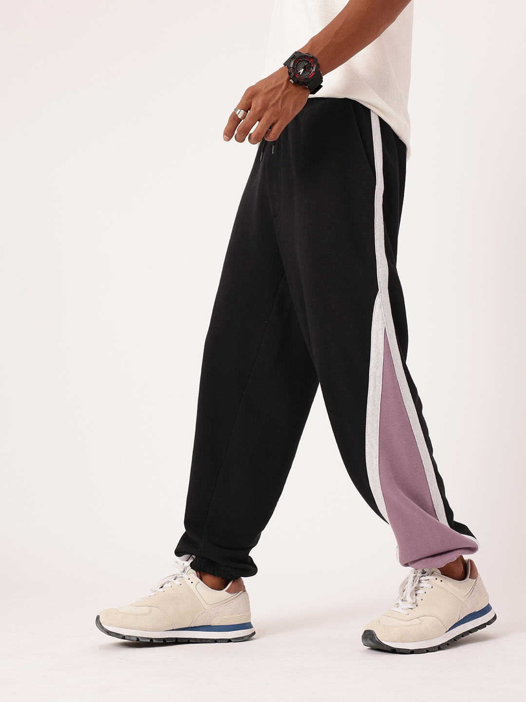

Kook N Keech Men Street Touch Colourblocked Relaxed Fit Joggers, Black