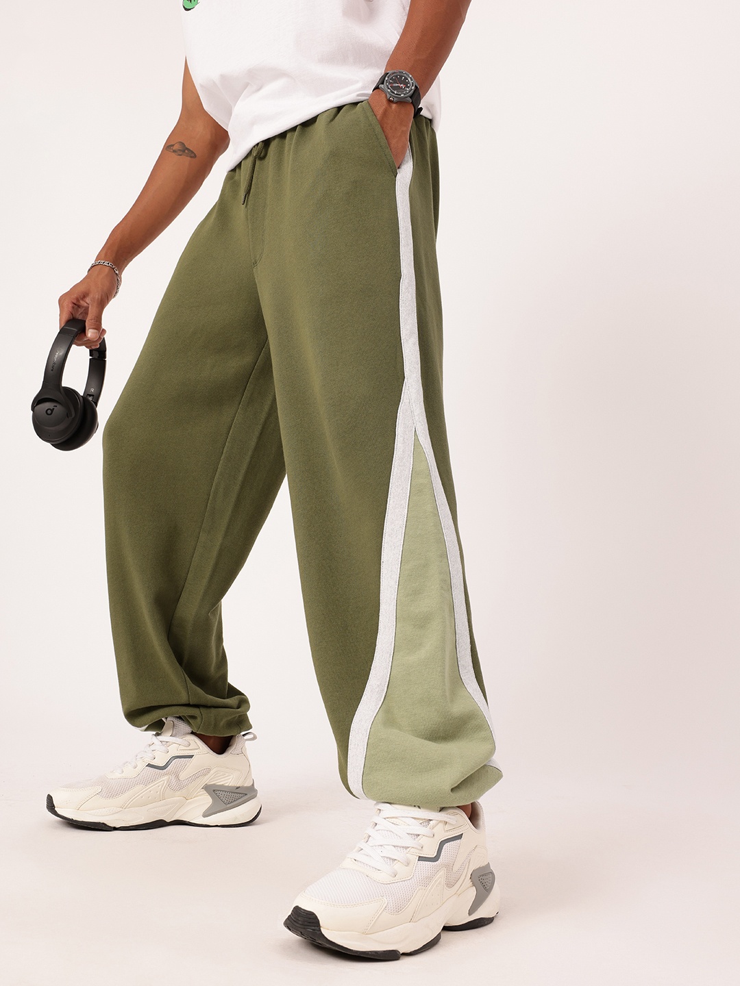 

Kook N Keech Men Modern Street Essential Colourblocked Relaxed Fit Cotton Terry Joggers, Olive