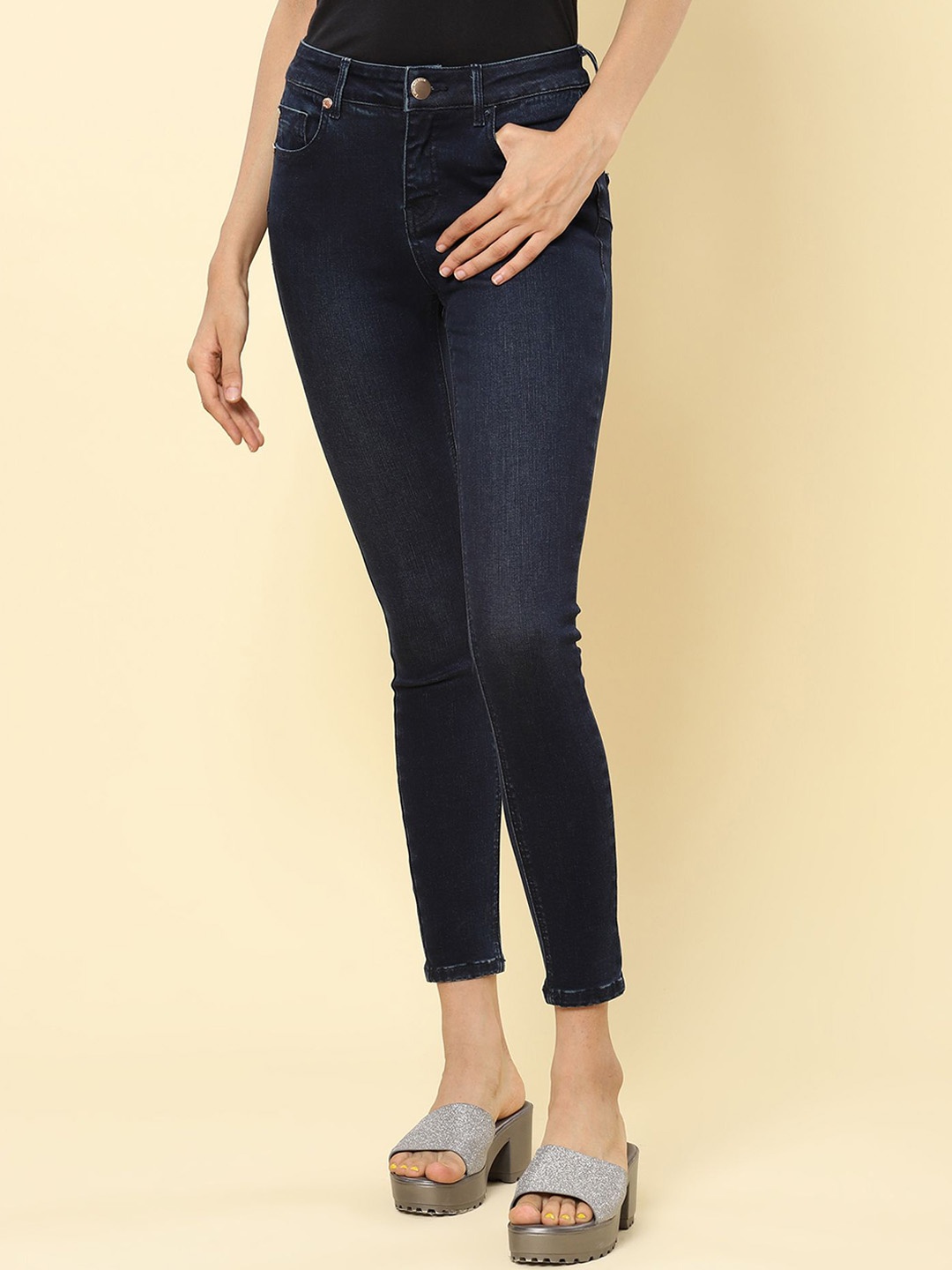 

Label Ritu Kumar Women Slim Fit Light Fade Jeans, Blue