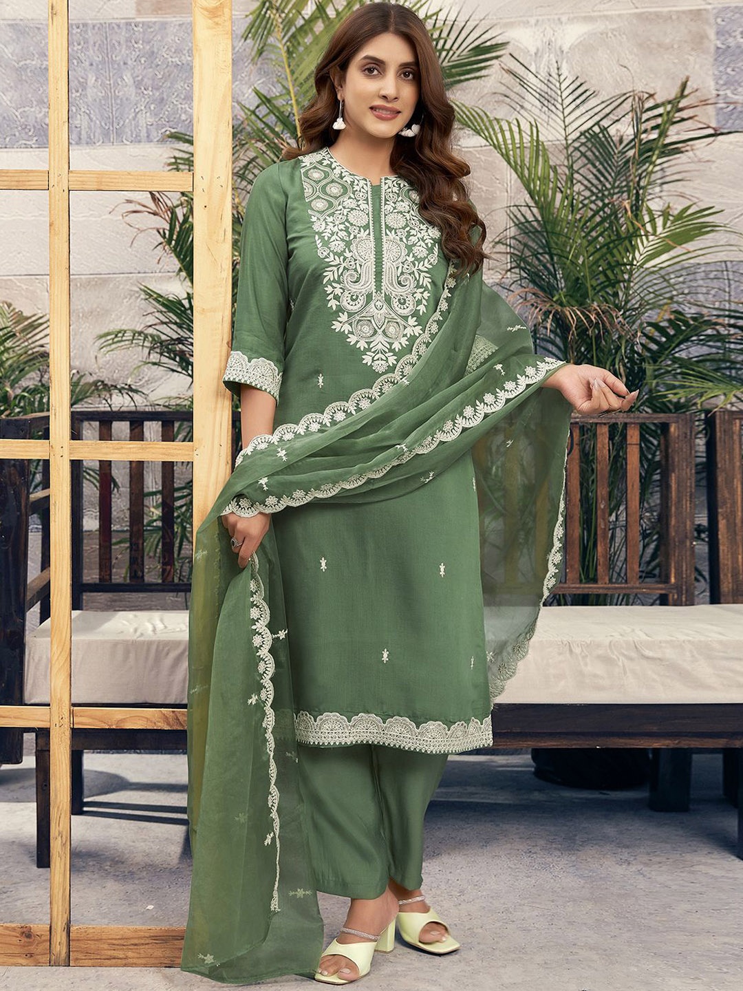 

SKYLEE Ethnic Motifs Embroidered Regular Thread Work Kurta with Trousers & Dupatta, Green