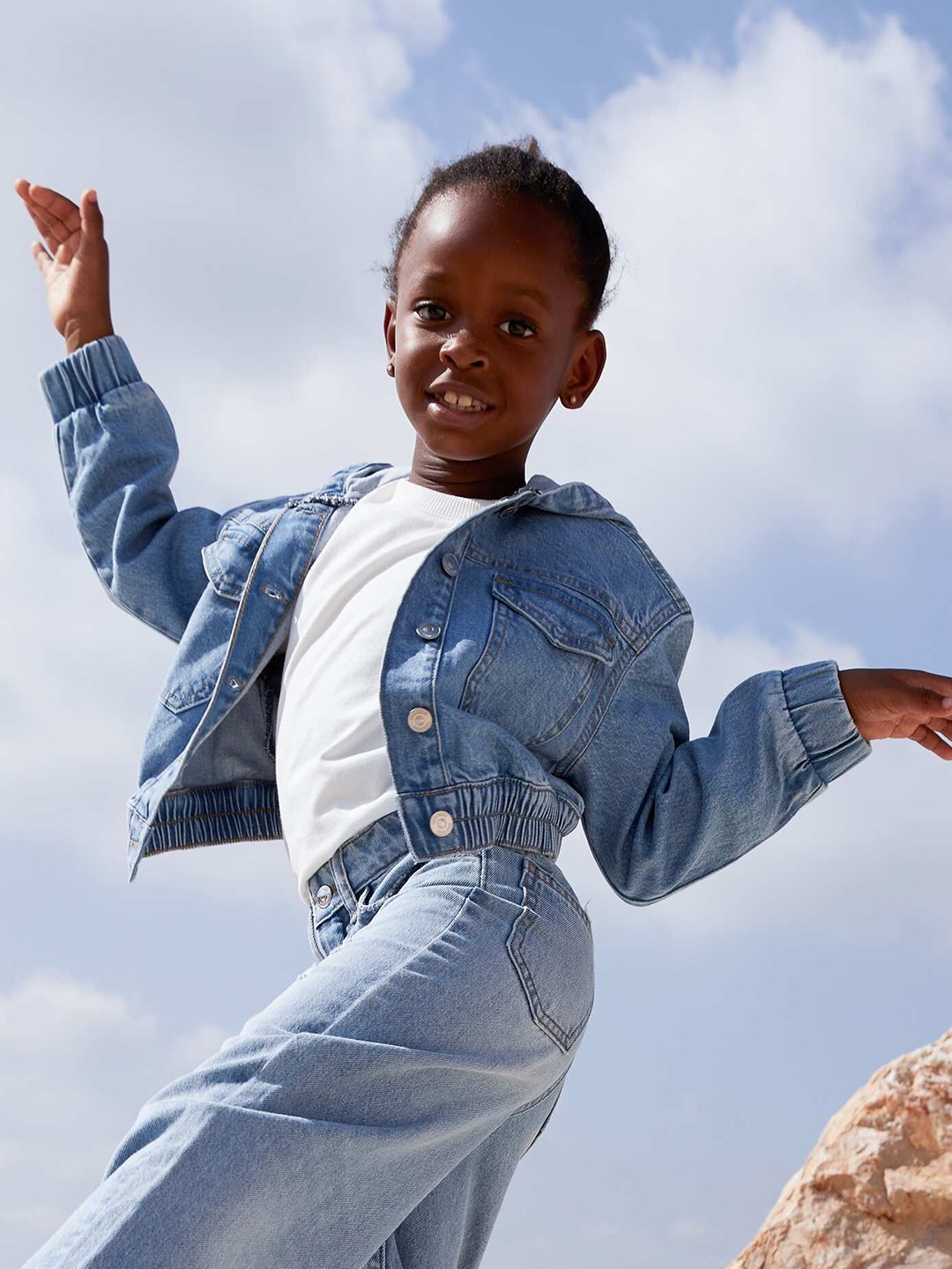 

KIABI Girls Washed Crop Denim Jacket, Blue