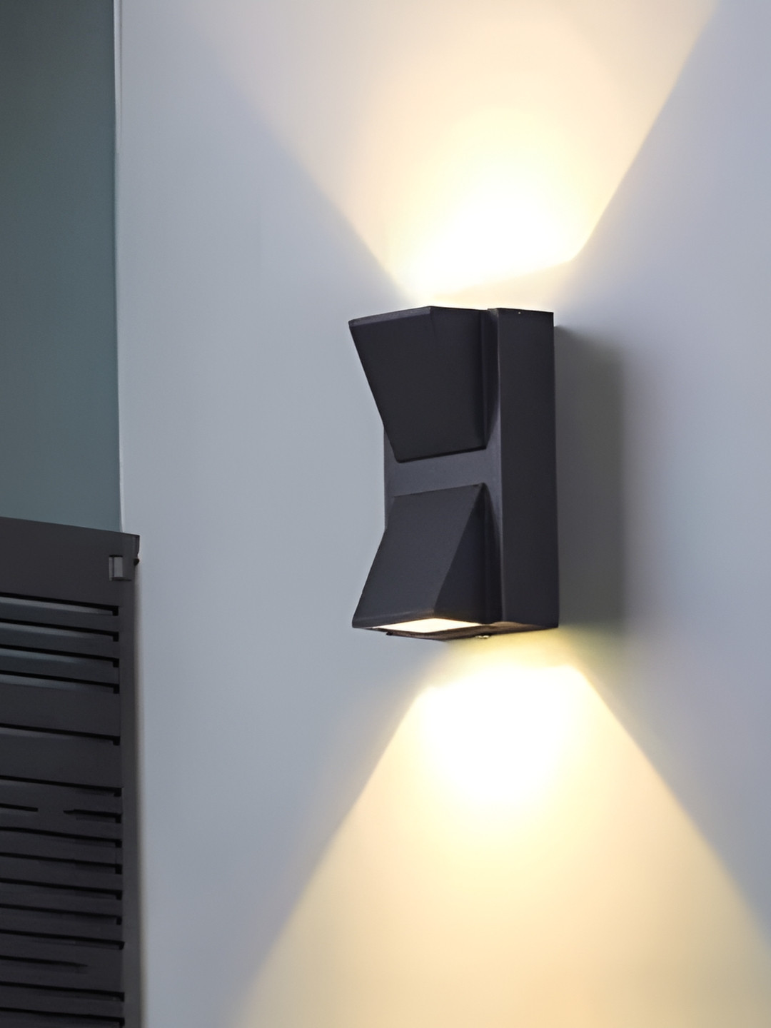 

SPARK WORLD Yellow Aluminium Textured Outdoor Lamps, Black
