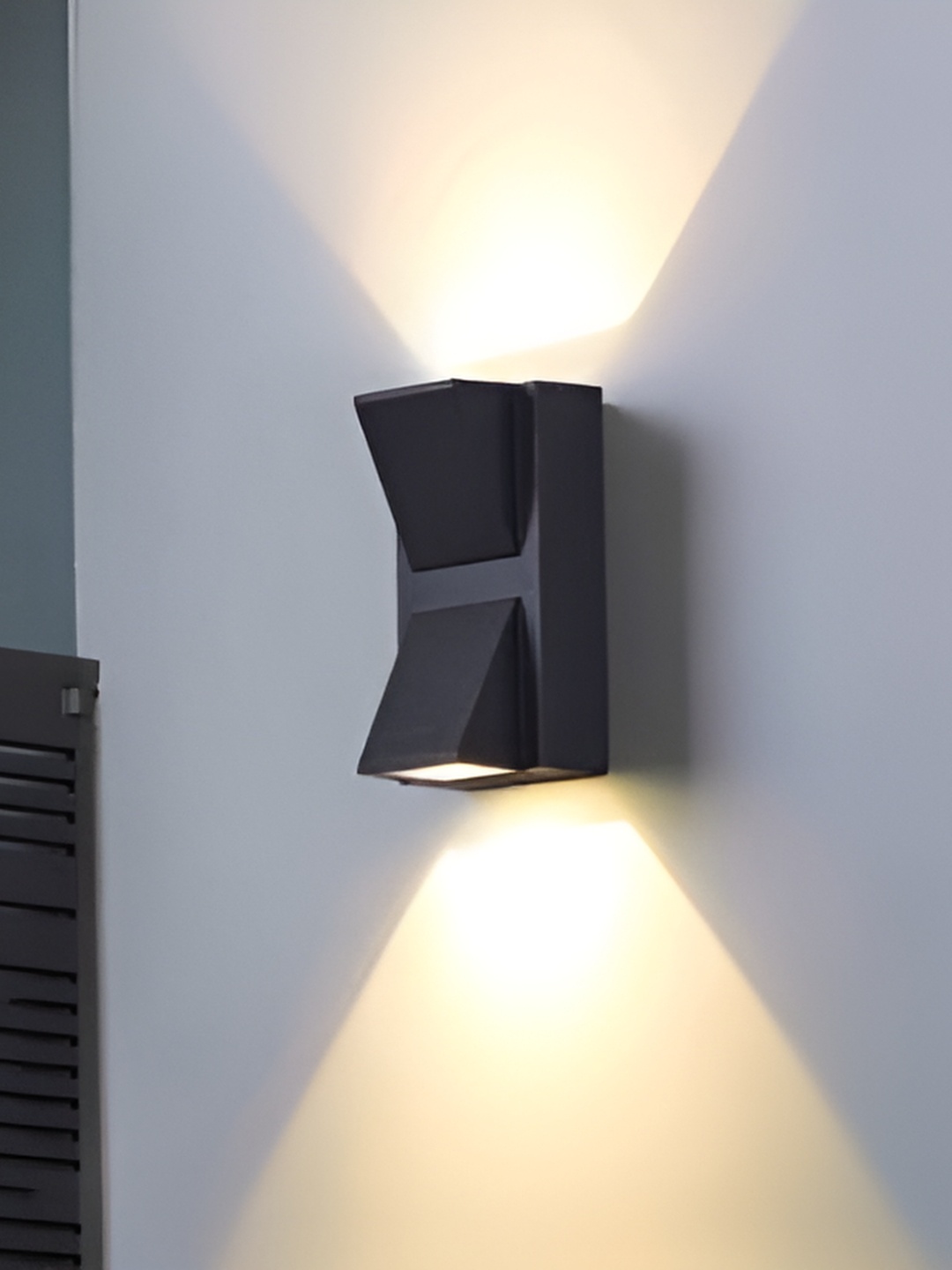 

SPARK WORLD Back Frustum Shaped Outdoor Lamp, Black