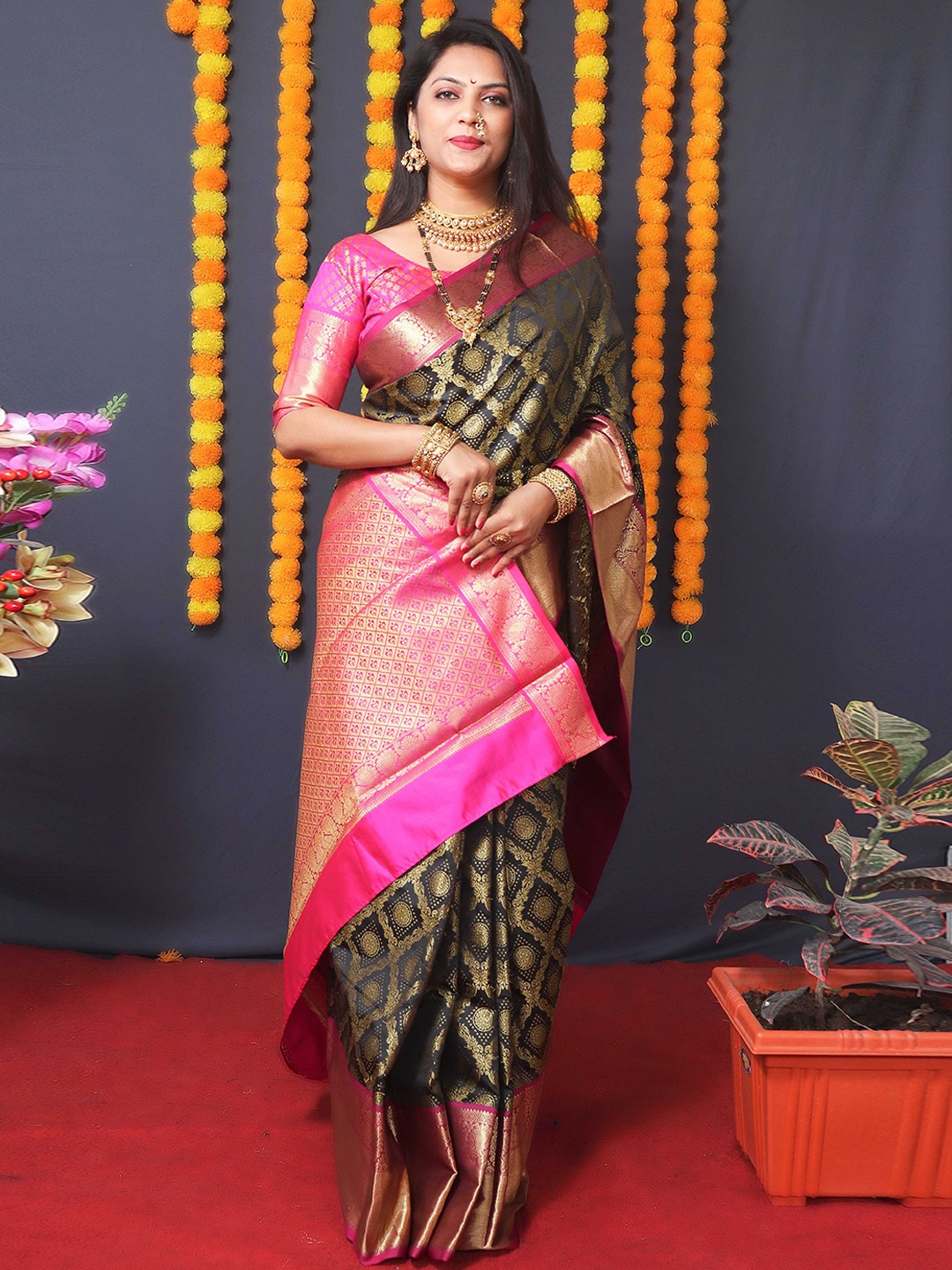 

KIMISHA Ethnic Motif Zari Woven Kanjeevaram Saree, Black