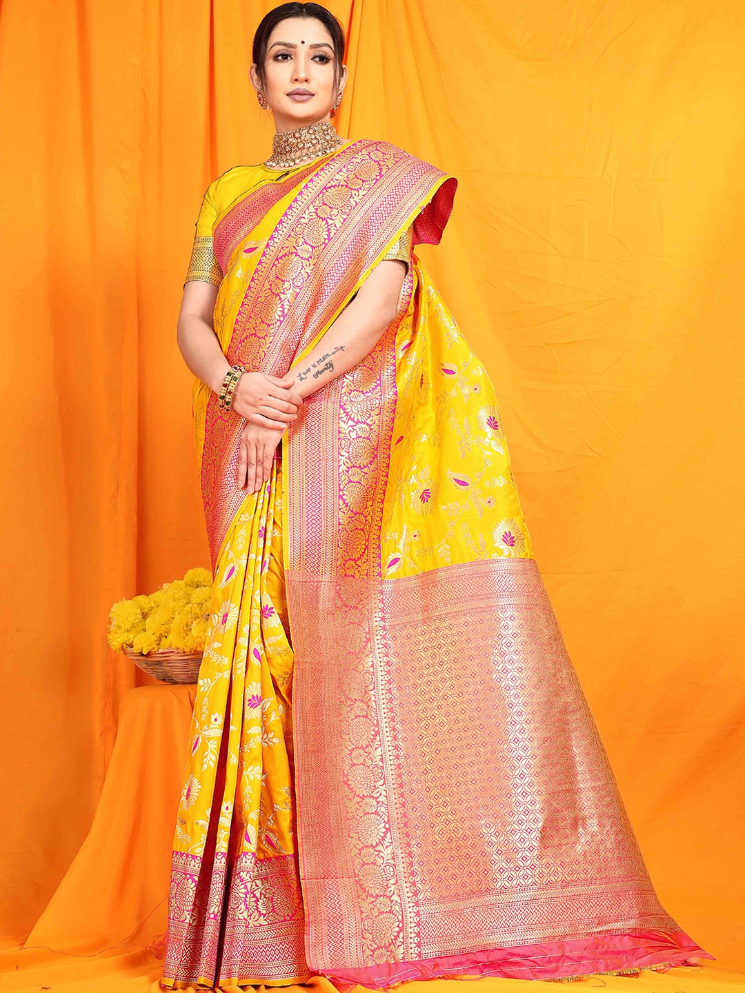 

KIMISHA Floral Zari Banarasi Saree, Yellow