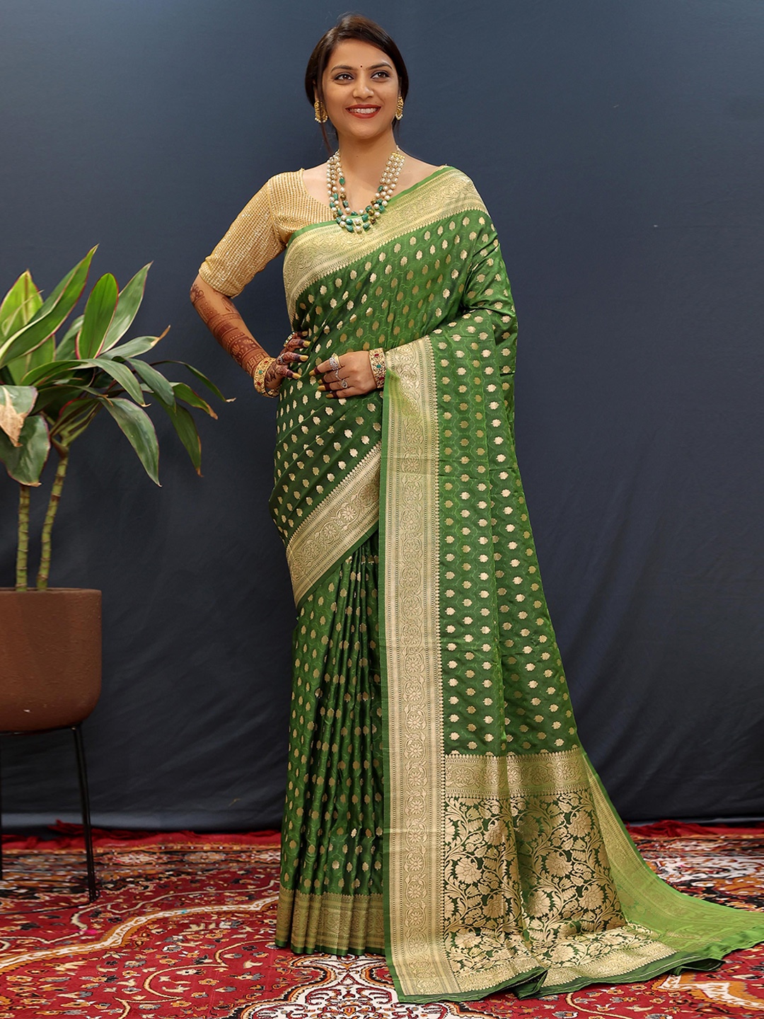 

KIMISHA Woven Design Zari Banarasi Saree, Green