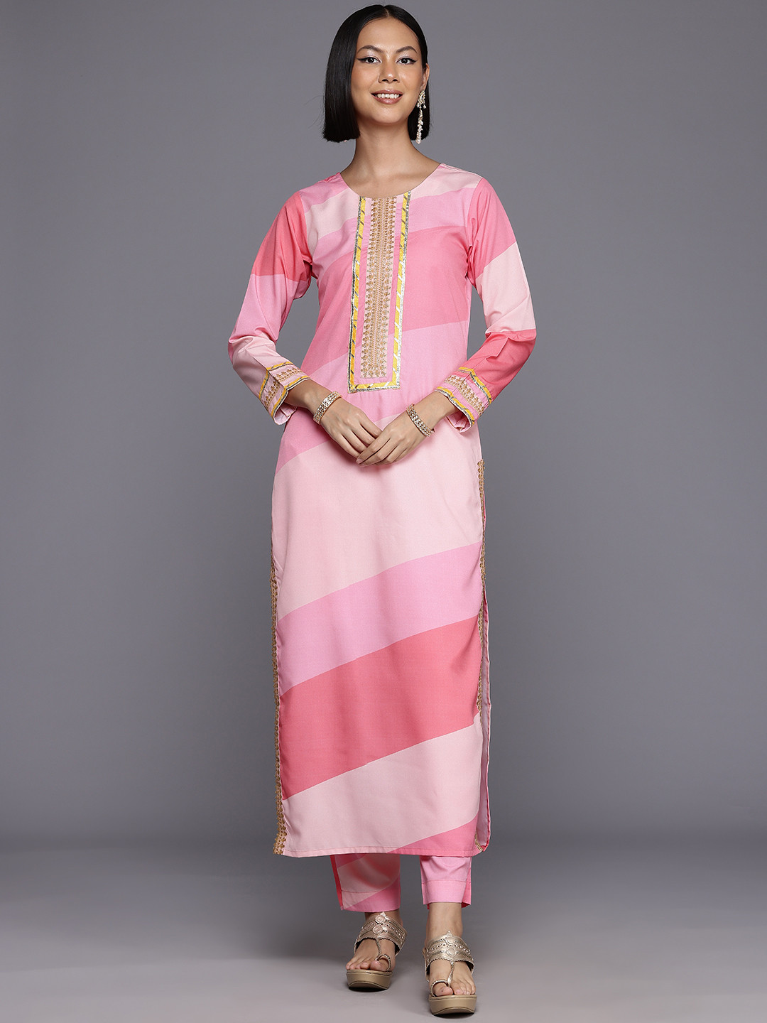 

Ahalyaa Printed Regular Gotta Patti Kurta with Trousers, Pink