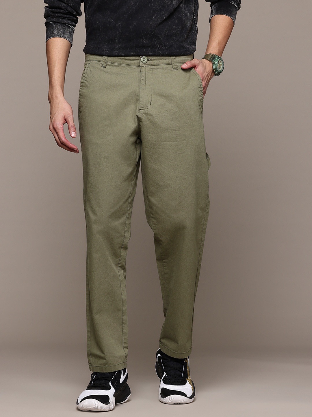 

The Roadster Lifestyle Co. Men Relaxed Fit Trousers, Olive