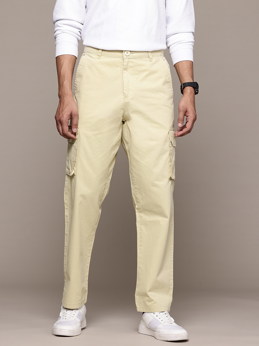 

The Roadster Lifestyle Co. Men Relaxed Fit Cargo Trousers, Cream