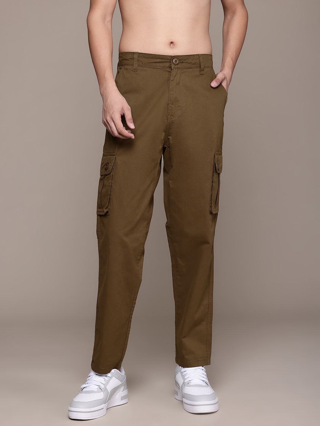 

The Roadster Life Co. Men Relaxed Fit Chinos Cargos Trousers, Camel brown