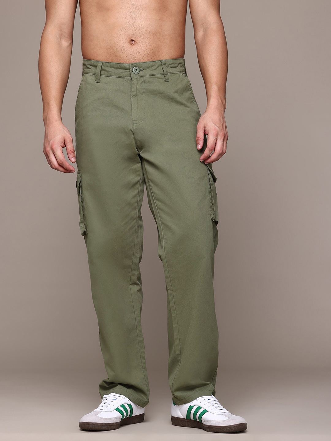 

The Roadster Lifestyle Co. Men Straight Fit Low-Rise Pure Cotton Cargos, Green